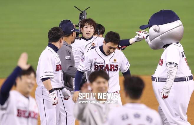 ▲ 두산 박건우가 9회말 끝내기 안타를 친 뒤 동료들의 축하를 받고 있다. ⓒ잠실, 곽혜미 기자