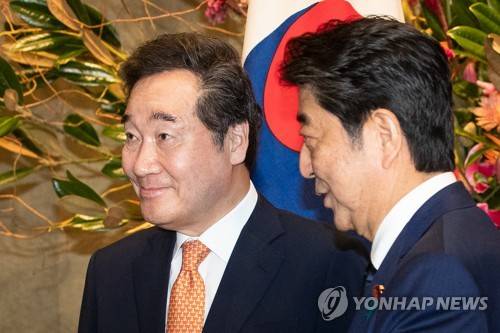 한-일 총리, 면담장으로 (도쿄=연합뉴스) 김승두 기자 = 이낙연 국무총리가 24일 오전 일본 도쿄(東京) 총리관저에서 아베 신조(安倍晋三) 총리와 함께 면담장으로 이동하고 있다. 2019.10.24 kimsdoo@yna.co.kr