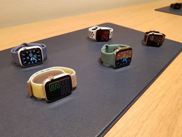 이날 아이폰11 대신 애플워치5를 구매하기 위해 온 고객들도 많았다. /이경탁 기자