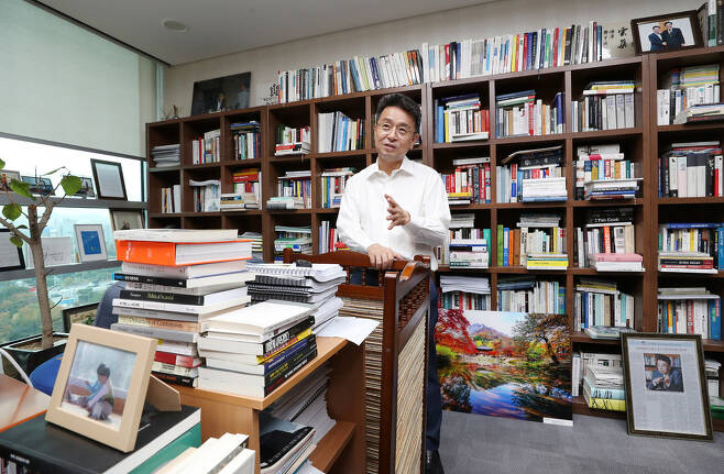 이철희 의원은 20대 국회의 책벌레 중 한명이다. 그의 의원회관 사무실 양면에 놓인 책장에는 그가 읽은 책들로 가득하다. 이 의원이 지난 23일 자신의 사무실에서 <한겨레>와 인터뷰를 하고 있다. 강재훈 선임기자 khan@hani.co.kr