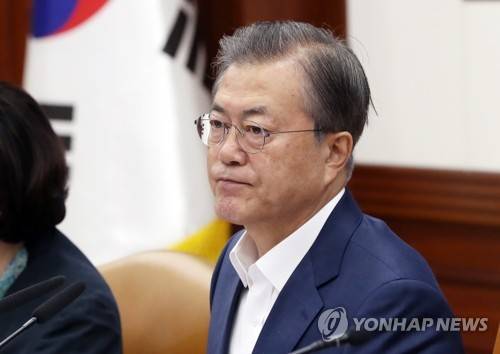 굳은 표정의 문 대통령 (서울=연합뉴스) 한상균 기자 = 문재인 대통령이 25일 오전 정부서울청사에서 열린 교육관계 장관회의에 참석해 있다. xyz@yna.co.kr