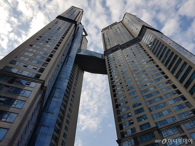 신도림동 디큐브시티 건물 전경. 타워 브릿지로 연결된 30층에는 피트니스센터 등 커뮤니티시설이 마련돼 있다. /사진=유엄식 기자