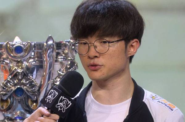 SK텔레콤T1 미드라이너 '페이커' 이상혁이 경기를 마친 뒤 인터뷰를 하고 있다. /네이버 TV 캡처