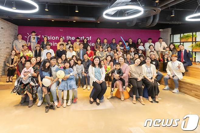 지난 26일 오후 성균관대학교 삼성창원병원 하모니움에서 인공와우 이식술을 받은 환자와 보호자들을 초청해 가족모임을 열고 기념사진을 찍고 있다.(삼성병원 제공)2019.10.28.© 뉴스1