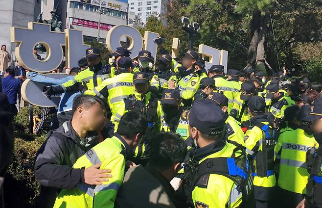 ‘아베규탄부산시민행동’이 30일 부산 동구 일본영사관 인근 길을 ‘항일거리’로 선포하고 현판을 설치하려다가 경찰과 충돌하고 있다.