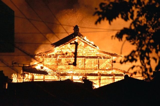 31일 새벽 세계유산으로 등재된 일본 오키나와현의 슈리성터 정전에 발생한 화재로 건물이 불타고 있다. [트위터]