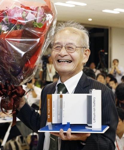 지난 10월 9일 올해 노벨화학상 공동수상자로 선정된 직후 아사히카세이 본사에서 열린 기자회견에서 꽃다발과 리튬이온전지를 들고 포즈를 취하고 있는 요시노 명예 펠로. [교도=연합뉴스 자료사진]