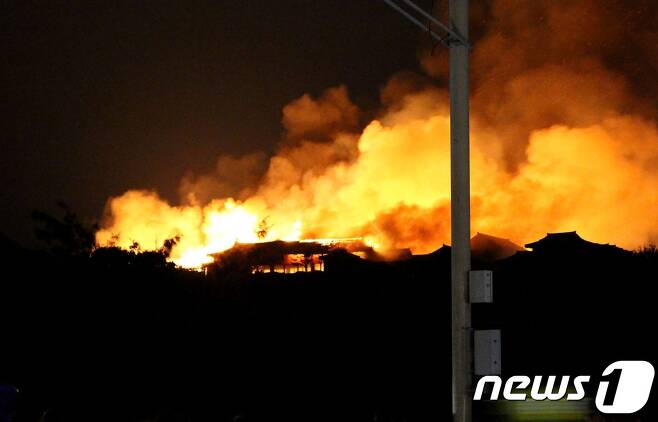 31일 새벽 슈리성에서 대형 화재가 발생해 중심 건물인 '정전' '북전' '남전' 등 총 7곳이 전소됐다. © AFP=뉴스1