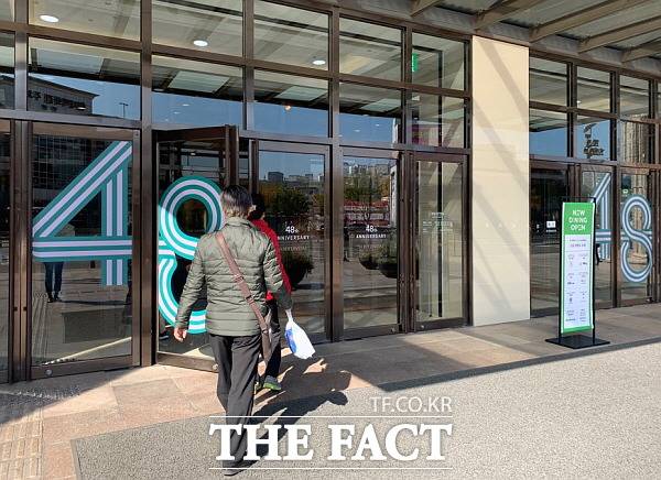 1일 현대백화점 미아점 입구에서는 현대백화점 48주년을 홍보하는 마크를 확인할 수 있었다. 코세페와 관련한 홍보는 찾기 어려웠다. /한예주 기자