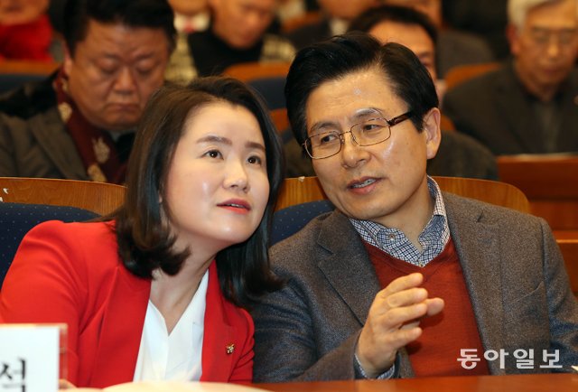 자유한국당 신보라 의원(왼쪽)과 황교안 대표. 동아일보 DB