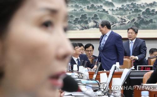 국회 운영위, 한때 파행 (서울=연합뉴스) 이진욱 기자 = 6일 국회에서 열린 운영위원회 전체회의에서 나경원 원내대표(왼쪽) 등 자유한국당 의원들이 곽상도 의원 질의에 대한 노영민 대통령 비서실장의 답변에 관련 이인영 위원장에게 항의하고 있다. 이 위원장이 잠시 냉각기를 갖자며 20분간 정회를 선언하자 노영민 비서실장(오른쪽 두번째) 등 참석자들이 회의장을 나서고 있다. 2019.8.6 cityboy@yna.co.kr