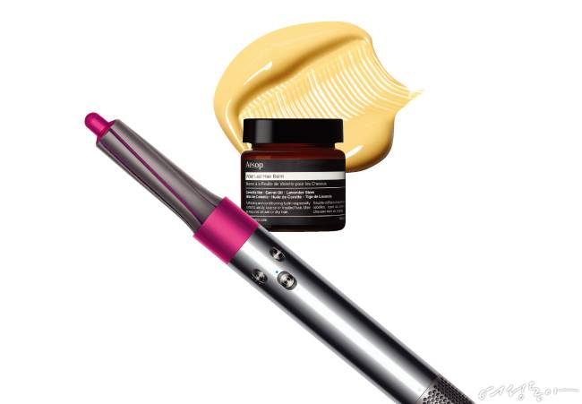 이솝 바이올렛 리프 헤어 밤 밤 제형의 텍스처가 헤어 스타일링을 하루 종일 유지시킨다. 60ml 3만6천원(위). 다이슨 에어랩™ 스타일러 젖은 머리 그대로 열 손상 없이 헤어스타일을 완성할 수 있다. 봉에 모발이 스르르 말려 자연스러운 컬을 완성한다. 53만9천원.