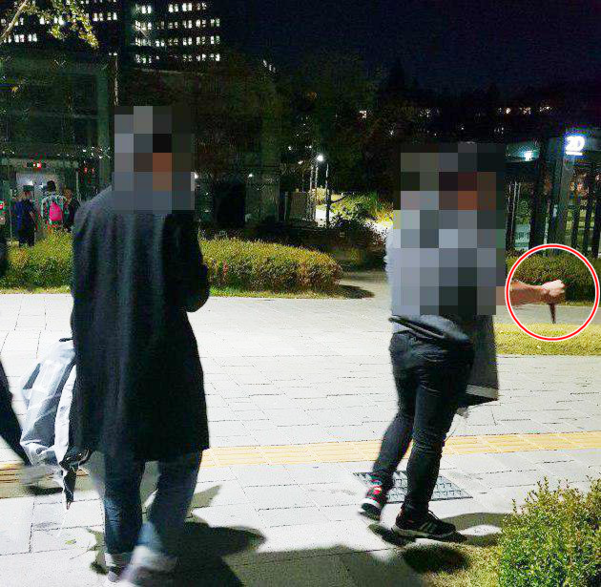 지난달 24일 오후 9시쯤 서울 서대문구 연세대 신촌캠퍼스에서 중국인으로 추정되는 이들이 ‘홍콩 시위 지지’ 현수막을 무단 철거하고 있다. 이들 중 한 남성(오른쪽)은 오른손에 가위를 들고 있다. /김기성씨 제공