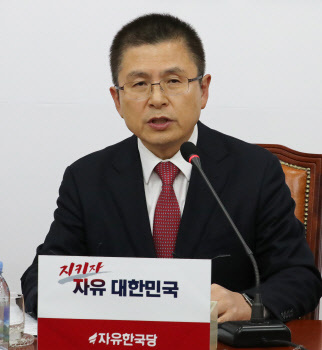 황교안 한국당 대표가 6일 국회에서 기자간담회를 열고 발언하고 있다. 연합뉴스