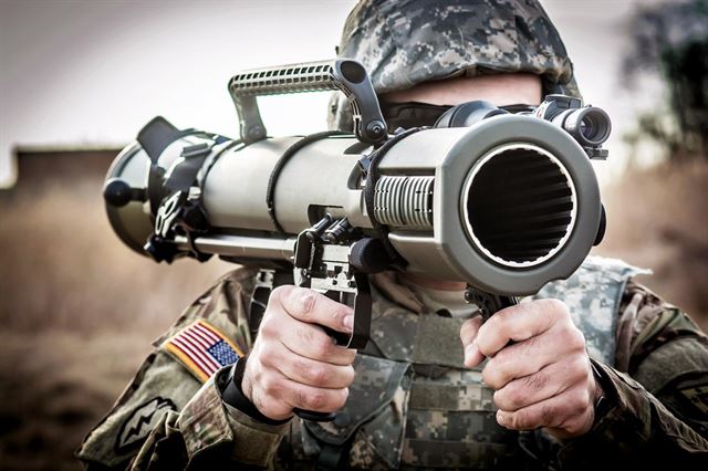 미군 병사가 스웨덴 사브사에서 만든 칼 구스타프(Karl Gustaf) 무반동총으로 표적을 겨냥하고 있다. 미 육군은 1980년대 이 화기를 제식화했으며, 특수전부대와 해병대, 해군 네이비실 등도 현재 칼 구스타프를 사용하고 있다. 미 육군