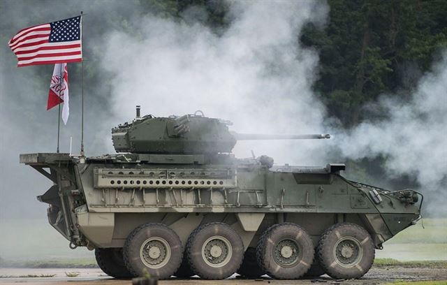 미국 육군의 보병 지원용 장갑차인 '드라군(Dragoon)'이 미국 메릴랜드주 매버딘에 위치한 사격장에서 30mm 기관포를 발사하고 있다. 드라군은 스트라이커(Stryker) 장갑차에 노르웨이 콩스버그사에서 제작한 30mm 기관포를 새로 탑재한 모델이다. 미 육군.