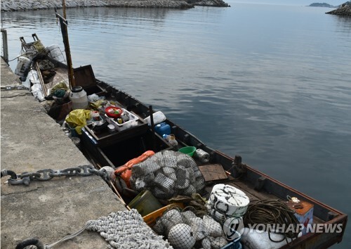 지난 6월 삼척항에 입항했던 北소형목선 [합동참모본부 제공. 재판매 및 DB 금지] photo@yna.co.kr