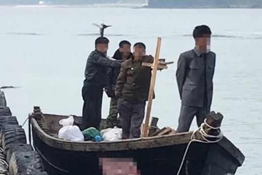 - 북한 주민 4명이 지난달 15일 우리 군의 경계를 뚫고 목선을 이용해 강원 삼척항에 접안했을 당시 배안에 서 있는 모습.뉴스1