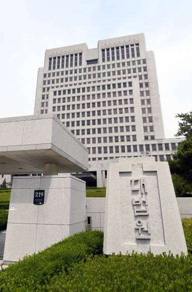 800 - 양승태 사법부의 ‘재판거래’ 의혹을 놓고 대법원이 어떤 후속조치를 내놓을지가 이번 주로 예정된 각급 판사들과 법원 내 자문기구 회의 등을 거쳐 윤곽을 드러낼 전망인 가운데 4일 서울 서초구 대법원 모습. 2018. 6. 4. 박윤슬 기자 seul@seoul.co.kr 800 - 양승태 사법부의 ‘재판거래’ 의혹을 놓고 대법원이 어떤 후속조치를 내놓을지가 이번 주로 예정된 각급 판사들과 법원 내 자문기구 회의 등을 거쳐 윤곽을 드러낼 전망인 가운데 4일 서울 서초구 대법원 모습. 2018. 6. 4. 박윤슬 기자 seul@seoul.co.kr