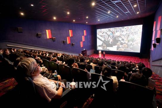 메가박스 코엑스관이 13일부터 영화 관람 요금을 인상한다.
