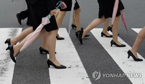 일본 도쿄의 횡단보도를 건너는 직장 여성들 [EPA=연합뉴스 자료사진]