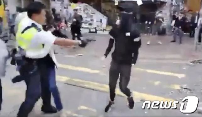 홍콩 경찰이 11일 오전 반정부 시위를 하던 시위대를 향해 실탄을 발사했다. <출처=채널뉴스아시아 갈무리> © 뉴스1
