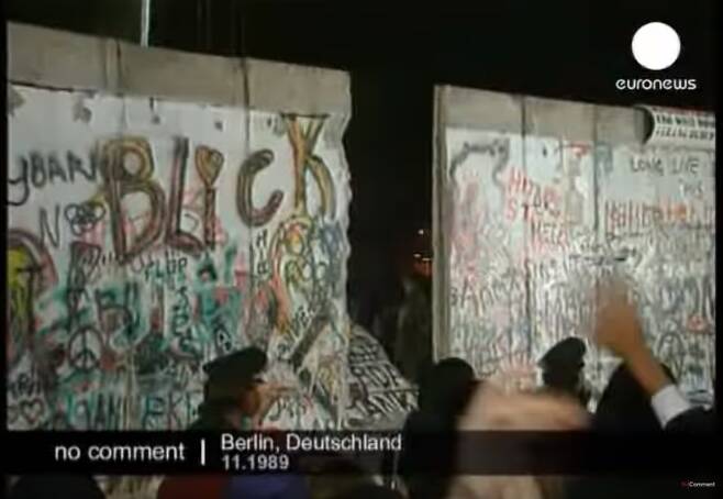1969년 11월9일 베를린장벽 붕괴 현장의 텔레비전 중계 화면. 유튜브 갈무리
