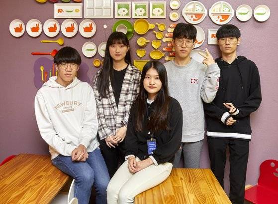 경기도 송내고 영화영상제작동아리는 ‘내 친구의 연애’를 제작했다. (왼쪽부터) 김재욱·구희연·조수아·박진희·하이석 학생.