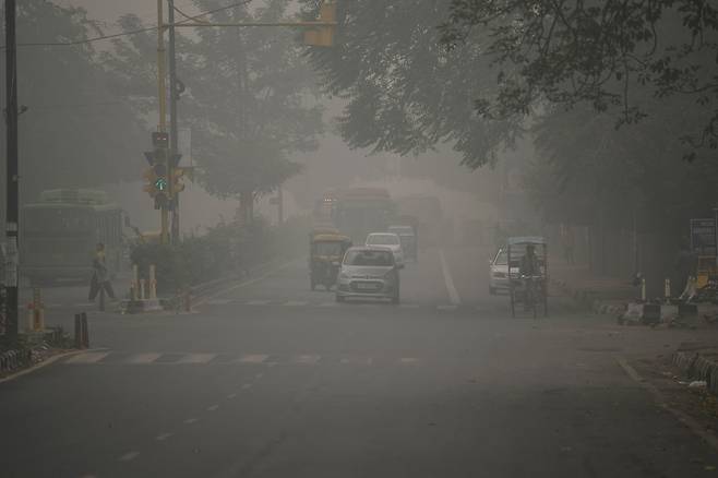 지난 3일 짙은 스모그가 깔린 인도 뉴델리 시내에서 차량들이 횡단보도 앞에서 신호를 기다리고 있다. [AFP=연합]