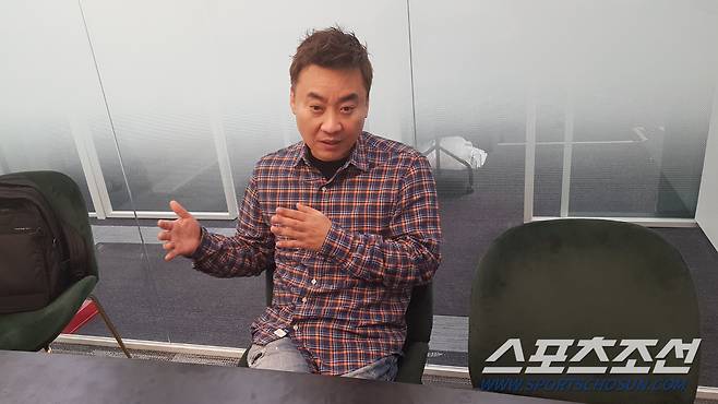 그리핀 조규남 대표가 지난 8일 스포츠조선과 만나 김대호 전 감독으로부터 촉발된 '그리핀 사태'에 대해 설명을 하고 있다.