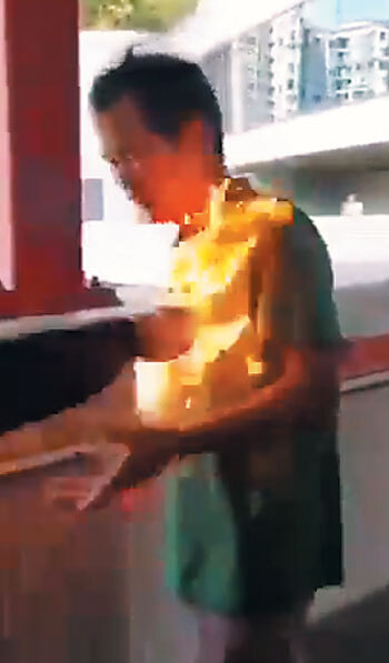 불붙은 親中남성 - 11일 홍콩 시위대와 언쟁을 벌이던 한 중년 남성의 옷에 불이 붙고 있다. 중국 언론들은 한 시위 참가자의 소행이라고 전했다. /트위터