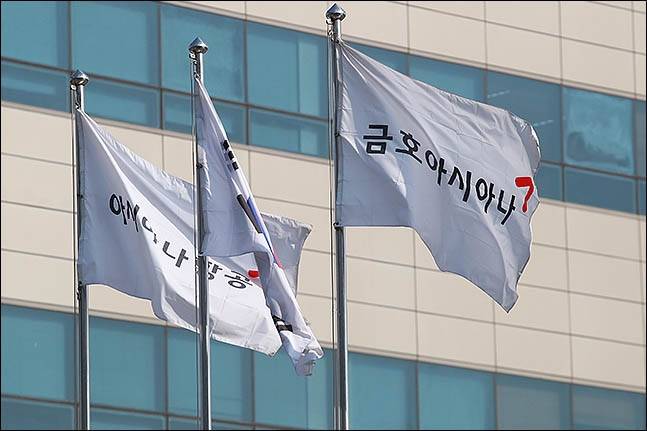 금호산업은 12일 오전 시내 모처에서 이사회를 개최하고 아시아나항공 매각을 위한 우선협상대상자로 HDC현대산업개발-미래에셋대우 컨소시엄을 선정했다고 밝혔다. 사진은 서울 강서구 아시아나항공 본사에 펄럭이는 금호아시아나 깃발.ⓒ데일리안 류영주 기자