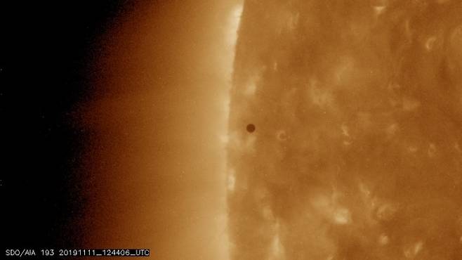 미국항공우주국(NASA)의 태양관측위성(SDO) 광학 관측센서인 대기집합영상(AIA) 193 필터로 촬영한 수성이 태양 단면을 통과하는 모습이다. NASA 제공