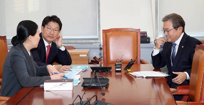 권성동 자유한국당 의원(왼쪽)이 지난달 30일 국회에서 열린 검찰개혁 관련 실무회동에서 송기헌 민주당의원(오른쪽)과 권은희 바른미래당 의원과 대화를 나누고 있다. 김경호 선임기자 jijae@hani.co.kr