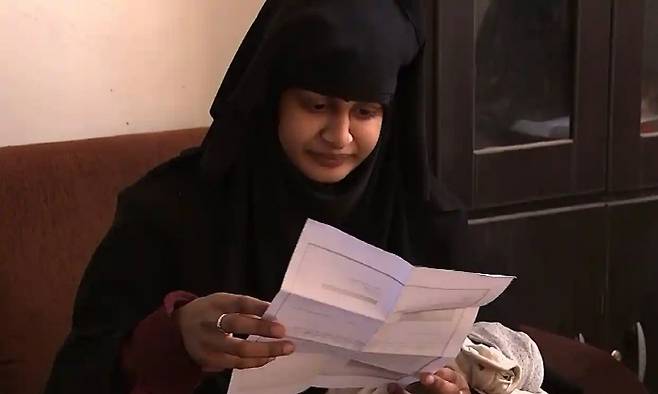 영국에서 시리아로 가 이슬람국가(IS) 전투원과 결혼한 샤미마 베굼. 영국은 베굼이 시리아의 IS 포로 수용소에 수감돼 있는 사이에 베굼의 국적을 박탈했다. 베굼은 법에 규정된 항소 절차를 밟을 수 없었기 때문에 영국 내에서 적법성 논란이 일었다.  사진 ITV NEWS