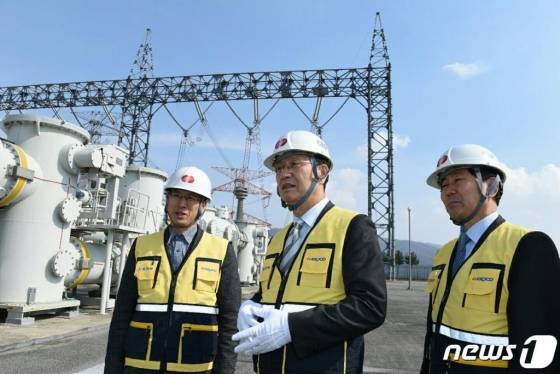 김종갑 한국전력 사장(가운데)이 15일 경기도 안성시 신안성변전소에서 2019 국가안전대진단 추진 현황을 점검하고 있다. 김 사장은 화재·붕괴·고장 등 비상상황에 대한 대응 태세를 점검하고 해빙기 안정적인 전력공급을 위한 전력시설물의 안전 여부를 확인했다.(한국전력 제공)2019.3.15/뉴스1 <저작권자 © 뉴스1코리아, 무단전재 및 재배포 금지>