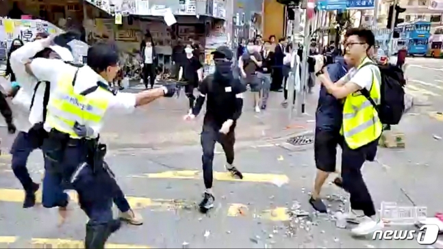홍콩 경찰이 지난 11일 오전 반정부 시위대를 향해 실탄을 발사했다./사진=뉴스1