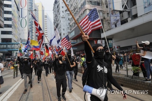 성조기 들고 행진하는 홍콩 시위대 (홍콩 AFP=연합뉴스) '우산 혁명' 5주년 이틀째를 맞은 29일 홍콩 시위대가 미국 성조기 등 여러 나라 깃발을 들고 도심을 행진하고 있다. leekm@yna.co.kr