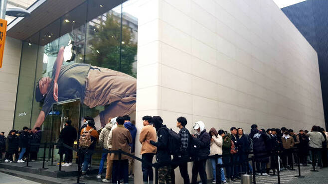 13일 오전 10시경 애플가로수길 매장 앞에서 에어팟 프로 구매 대기자 70~80명이 줄 서 기다리고 있다.(사진:박정은 기자)