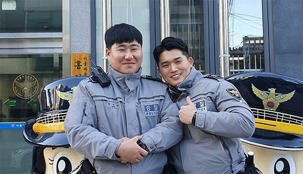 14일 수험생을 위해 쉼 없이 달렸던 서울 마포경찰서 홍익지구대 박우석 경장(오른쪽)과 장진명 순경. /이은영 기자