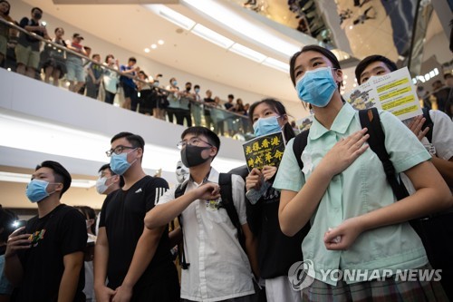 홍콩 시위에 참여한 학생들 [EPA=연합뉴스 자료사진]