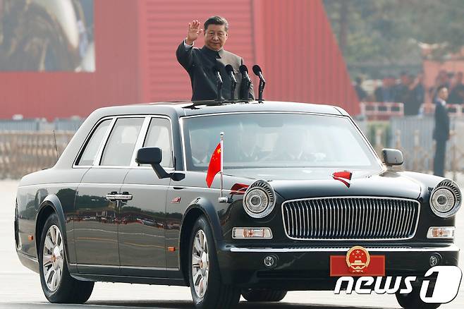 10월 1일 천안문 광장에서 열린 열병식에서 시진핑 주석이 오픈카를 타고 사열하고 있다. © 로이터=뉴스1 © News1