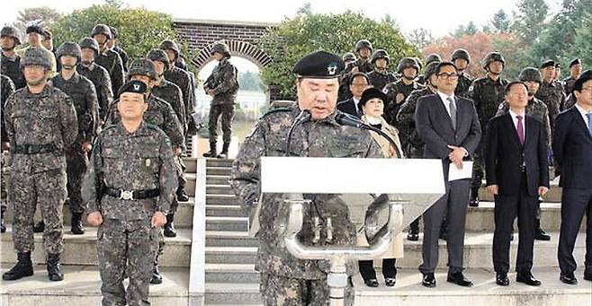 민간인 신분인 우오현 SM그룹 회장이 지난 12일 육군 30사단 본부 연병장에서 훈시하고 있다. 당시 그는 ‘명예 사단장’ 자격으로 전투복 차림에 소장 계급(별 2개)이 박힌 베레모를 썼다. /한미동맹친선협회