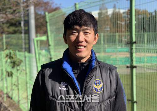 김정우 대건고 감독이 14일 인천환경공단 승기사업소에서 본지와 만나 인터뷰한 후 포즈를 취하고 있다.인천 | 정다워기자