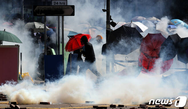 17일 오후 홍콩 이공대에서 학생들이 경찰이 발사한 최루탄을 피하고 있다. 2019.11.17/뉴스1 © News1 이재명 기자