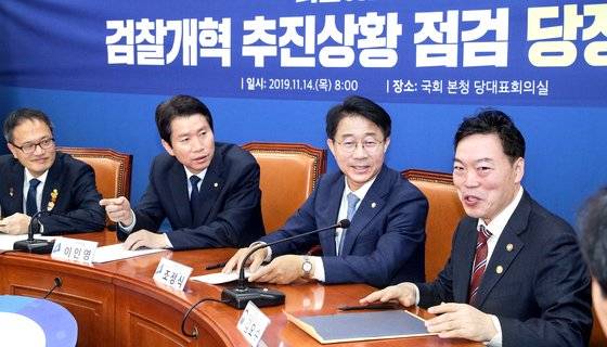 검찰개혁 추진상황 점검 당회의가 14일 오전 국회 민주당 당대표 회의실에서 열렸다. 김오수 법무부 차관, 조정식 정책위의장, 이인영 원내대표, 박주민 검찰개혁특별위원회 공동위원장(오른쪽부터)이 대화하고 있다. 임현동 기자