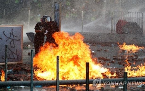 홍콩 이공대 인근서 시위대-경찰 격렬 충돌 [로이터통신=연합뉴스]