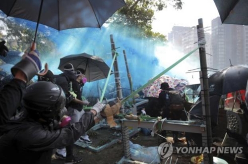 투석기를 사용해 경찰과 맞서는 홍콩 시위대 [AP통신=연합뉴스]