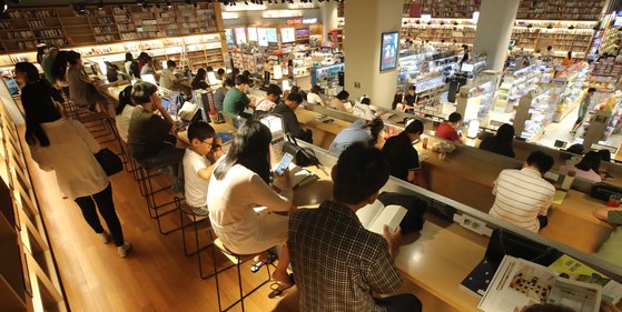 부산 해운대구 신세계백화점 센텀시티 내부 서점에 시민들이 몰려 독서를 하고 있다. 부산 = 송봉근 기자