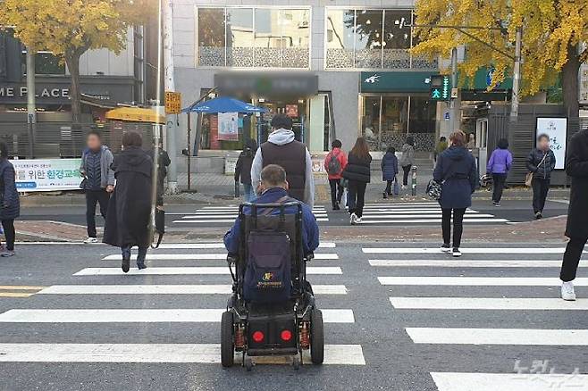 지난 12일 전동휠체어를 타고 출근하는 배재현(41)씨의 모습. (사진=박고은 기자)